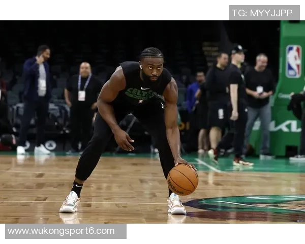 杰伦布朗状态低迷半场表现惨淡仅得6分并贡献4次失误正负值惨遭17 杰伦布朗状态低迷半场表现惨淡仅得6分并贡献4次失误正负值惨遭17