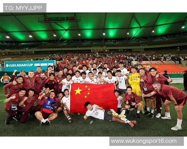 安东尼奥半决赛后狂欢庆祝站桌挥拳展现激情与力量