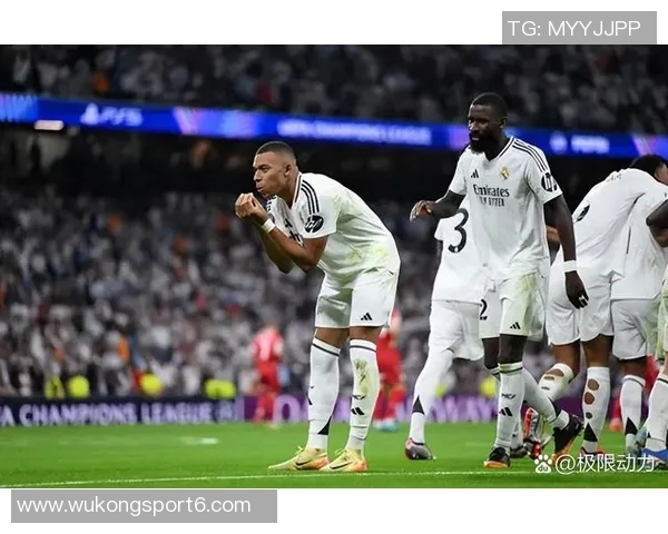 弗洛伦蒂诺与贡萨洛合影庆祝帽子戏法展现球队团结精神