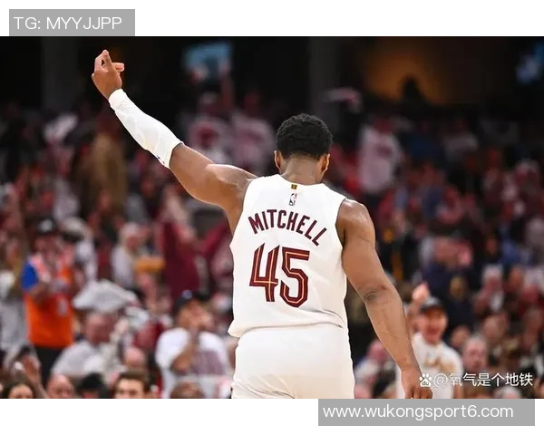 米切尔赞鲍尔赛场思维与詹姆斯相似强调球队所需的关键特质